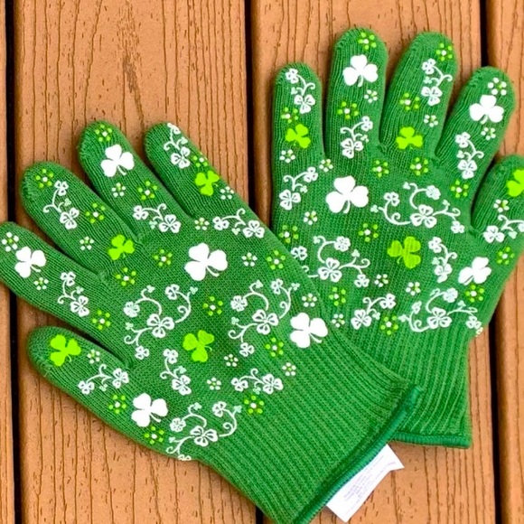 🆕TARA TESHER TEMPTATIONS OVEN GLOVES “LUCKY SHAMROCKS” SIZE SMALL/MED NWTS! - Picture 1 of 3